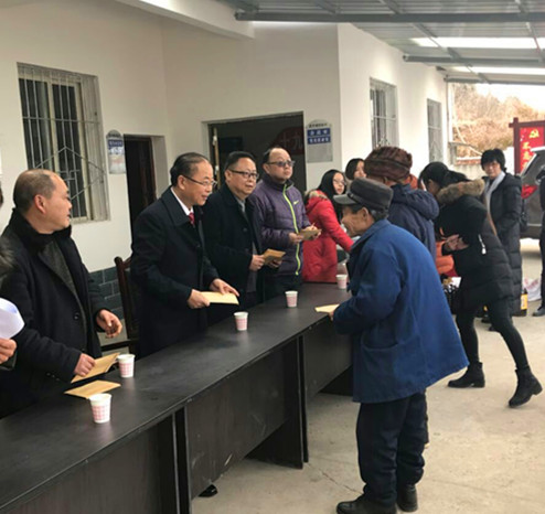 雍兴文在联系村开展新春慰问活动
